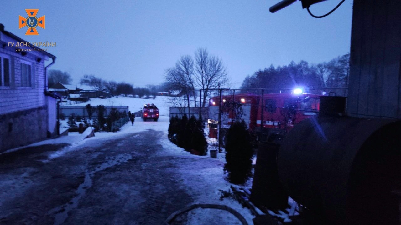 На Вінниччині сталася пожежа на господарстві - згорів трактор, мастило та інструменти