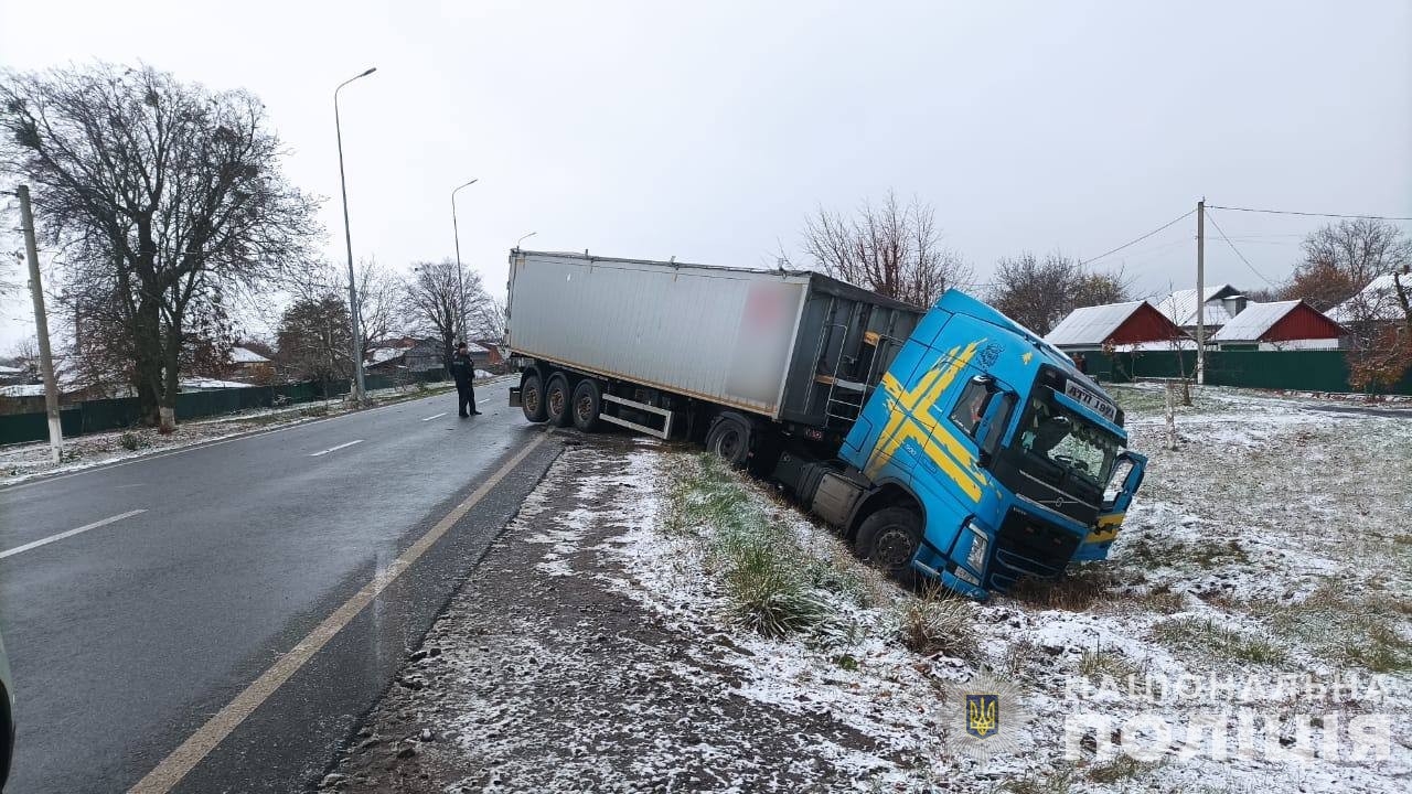 Поблизу Немирова вантажівка скинула з траси авто - травмувалась п'ятирічна пасажирка