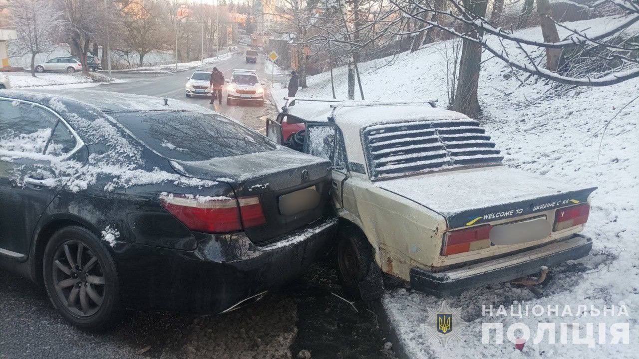 У Немирові водійка Lexus виїхала на зустрічку та протаранила ВАЗ