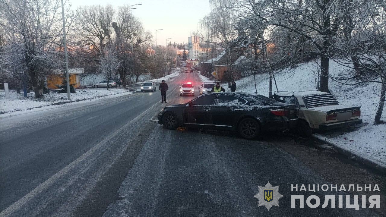 У Немирові водійка Lexus виїхала на зустрічку та протаранила ВАЗ