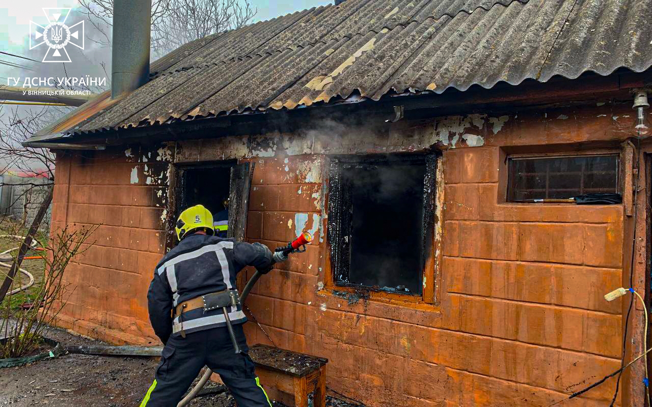 У Вінниці на вулиці Бучми сталася пожежа - горіла господарська будівля