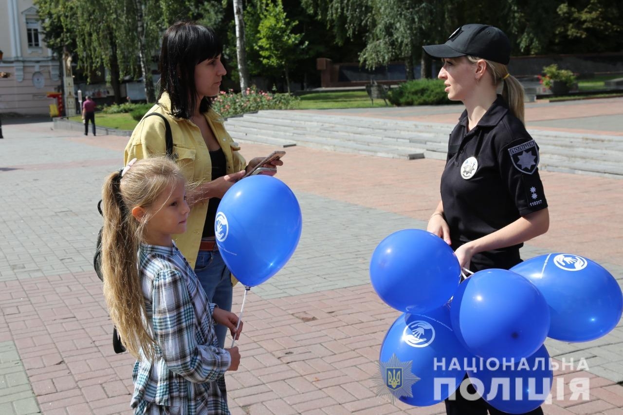 У Вінниці копи влаштували акцію, аби допомогти зібрати до школи діток з малозабезпечених родин