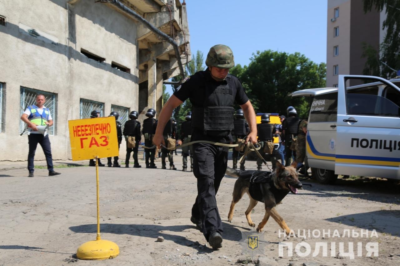 Заспокоювали натовп та шукали вибухівку: у Вінниці поліцейські провели масштабні навчання