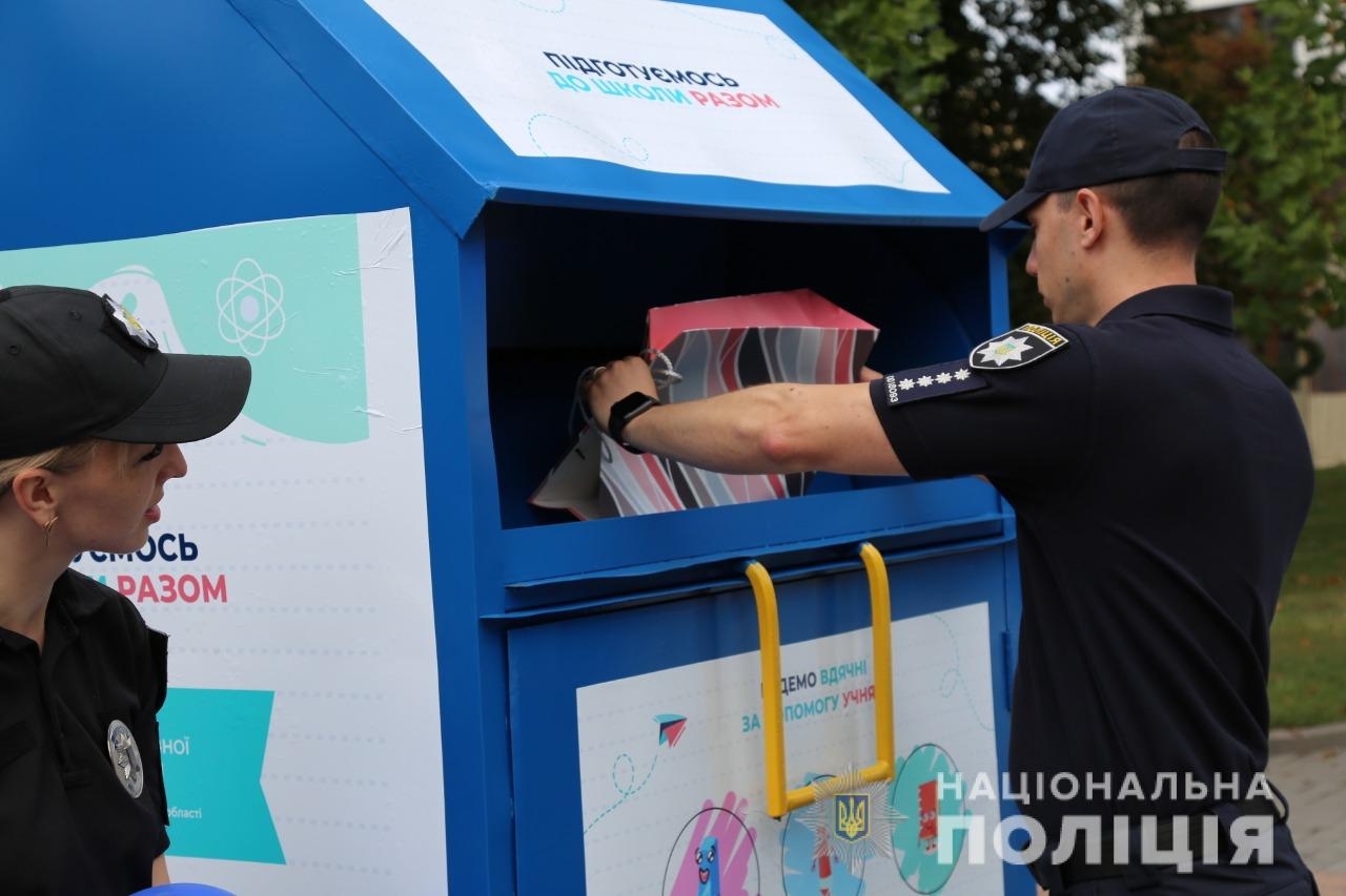 У Вінниці копи влаштували акцію, аби допомогти зібрати до школи діток з малозабезпечених родин