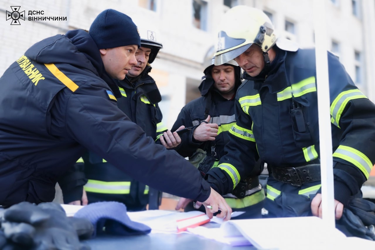 У ДСНС показали, як ліквідовували наслідки ворожого обстрілу Вінниччини