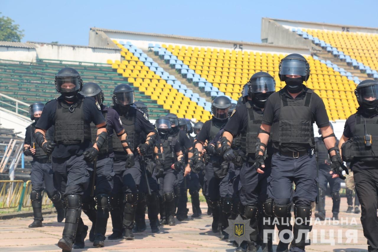 Заспокоювали натовп та шукали вибухівку: у Вінниці поліцейські провели масштабні навчання