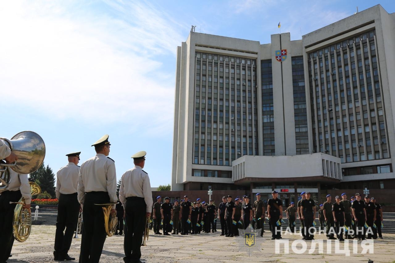 У Вінниці правоохоронці та школярі до Дня Незалежності влаштували патріотичний флешмоб 