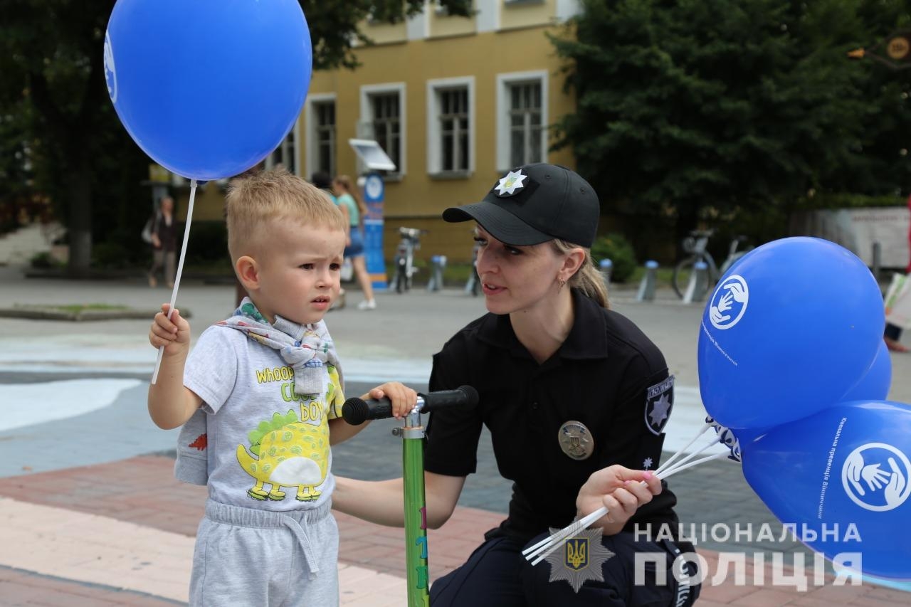 У Вінниці копи влаштували акцію, аби допомогти зібрати до школи діток з малозабезпечених родин