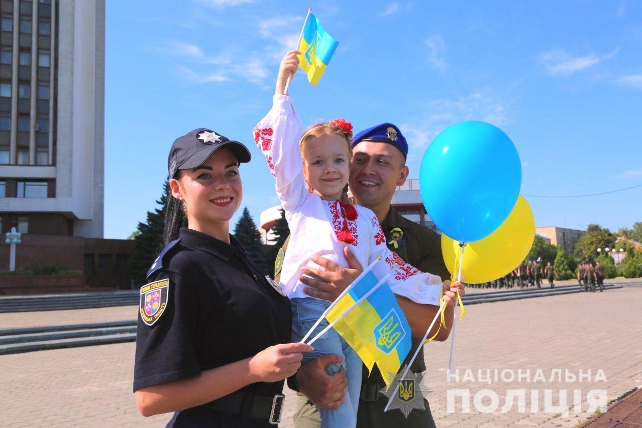 У Вінниці правоохоронці та школярі до Дня Незалежності влаштували патріотичний флешмоб 