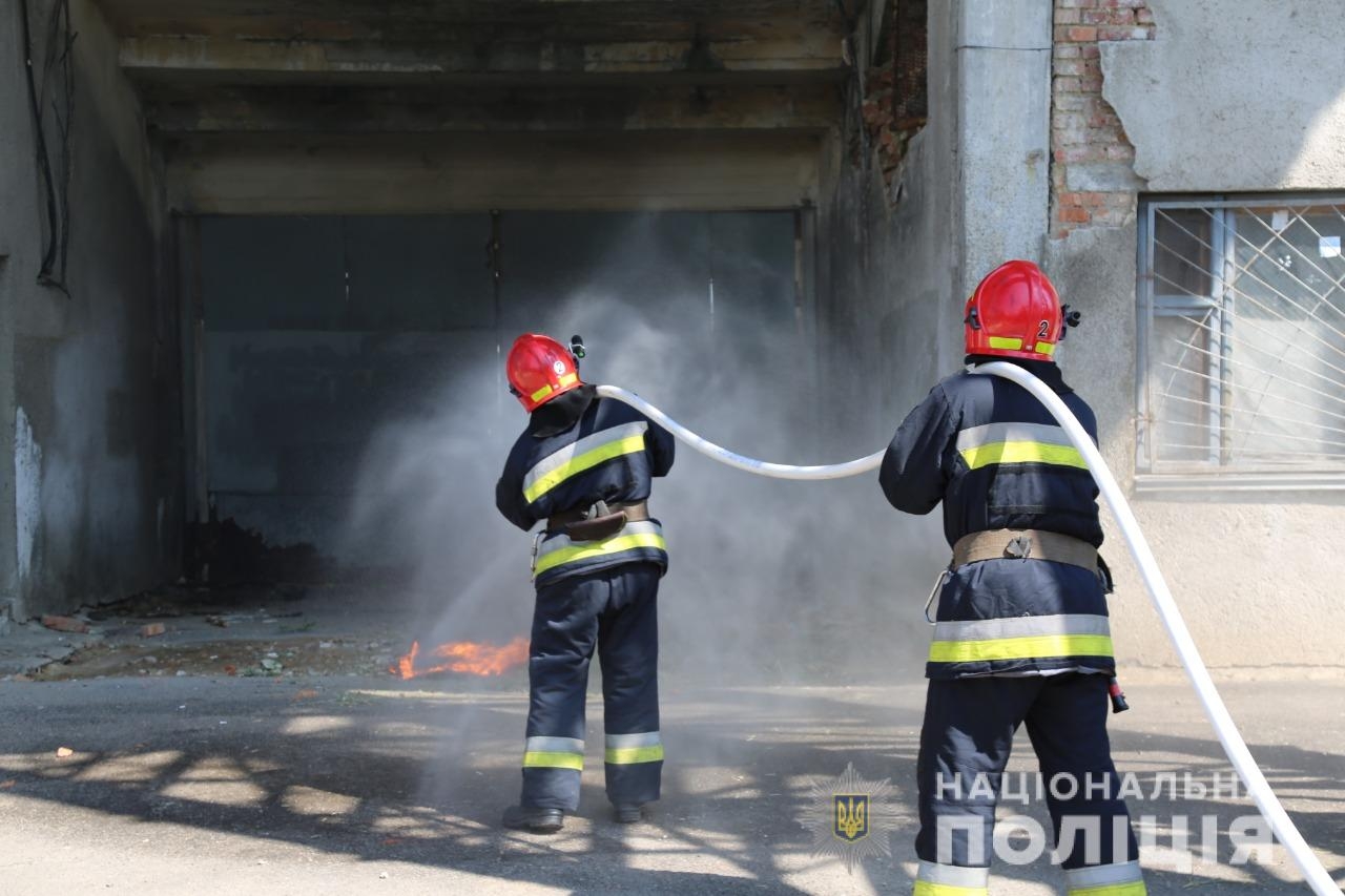 Заспокоювали натовп та шукали вибухівку: у Вінниці поліцейські провели масштабні навчання