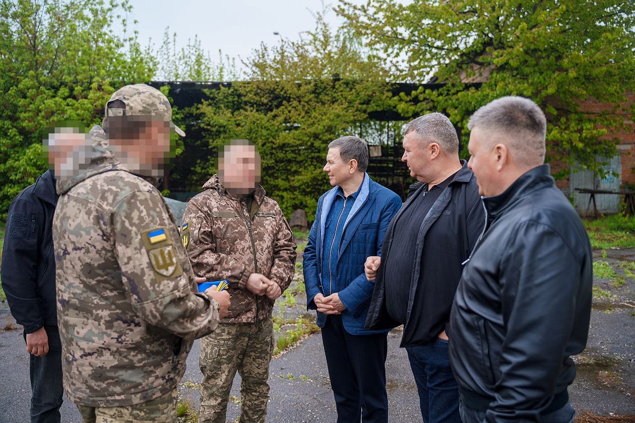 Бійці мобільно-вогневих груп вже отримали чергові дванадцять пікапів з Вінниці 