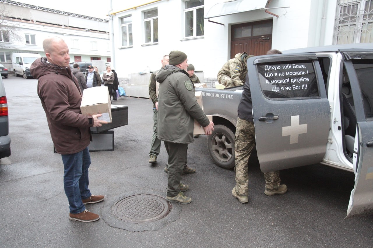 Дві тисячі хімгрілок та техніку для розвідки передали з Вінниці на передову