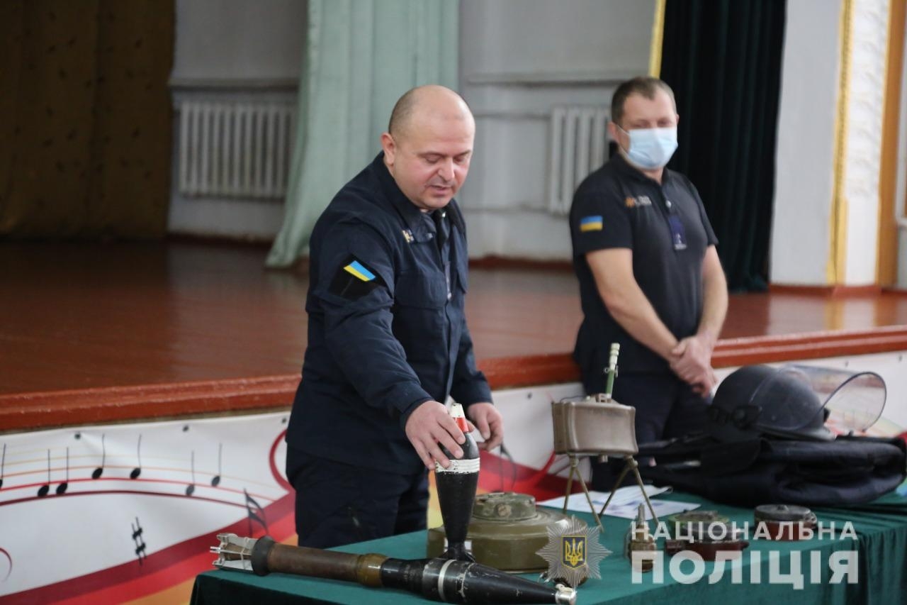 Старшокласникам Вінниці розповіли про небезпеку “замінувань”