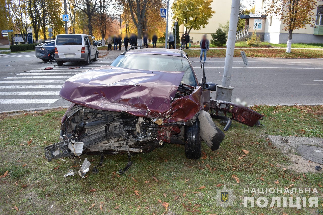 У Ладижині зіткнулись три автомобілі - травмувався один з водіїв та пасажирка