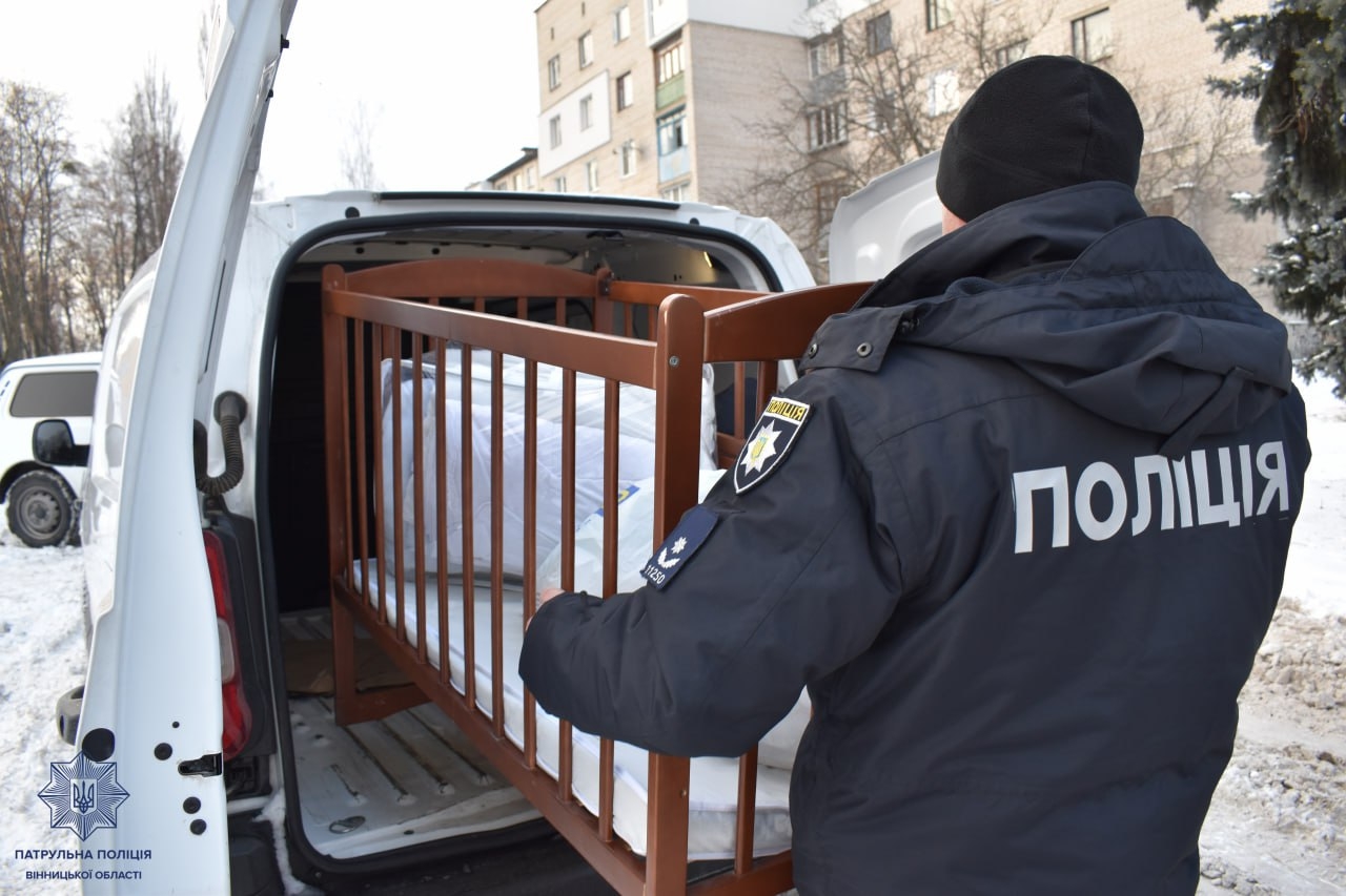 Вінницькі патрульні передали допомогу жінкам, які постраждали від насильства