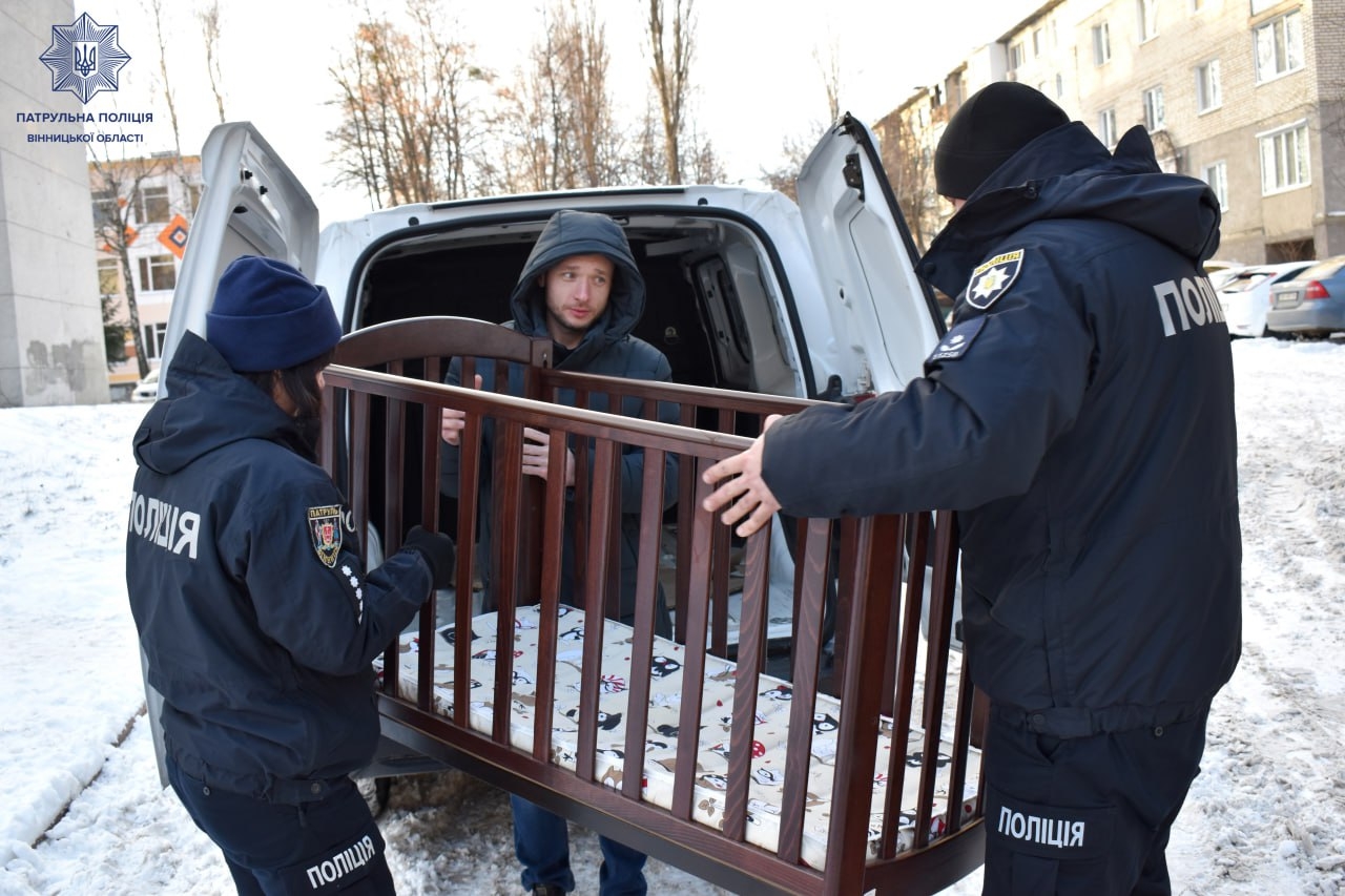 Вінницькі патрульні передали допомогу жінкам, які постраждали від насильства