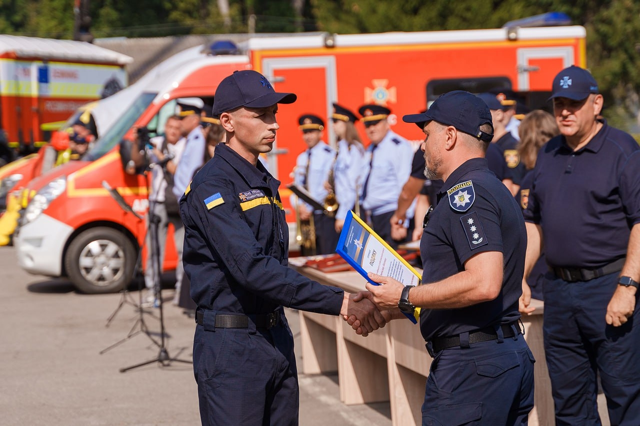 Вінницькі рятувальники отримали сертифікати на закупівлю спецобладнання