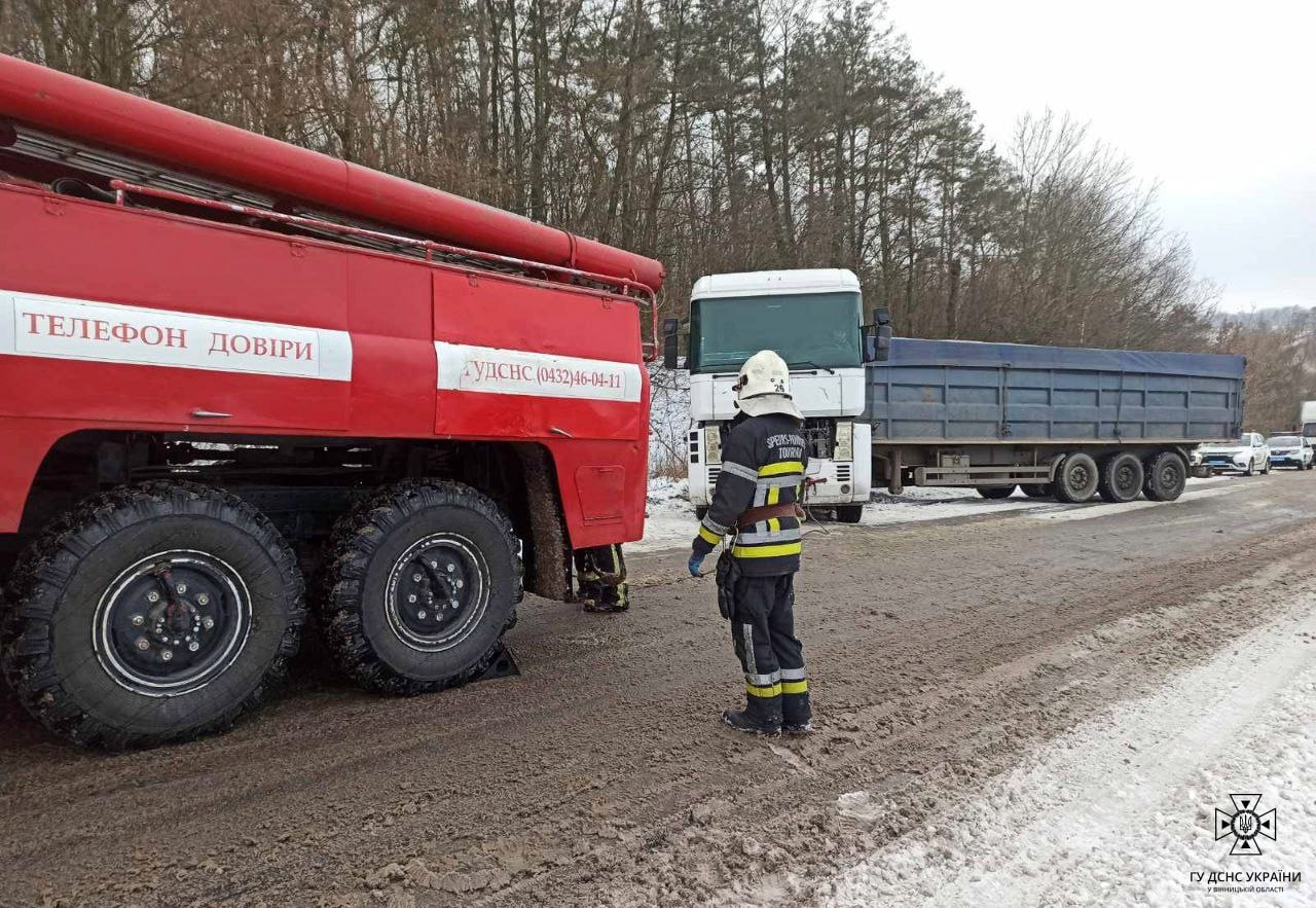 На автошляху Погребище — Вінниця вантажівка частково перекрила рух