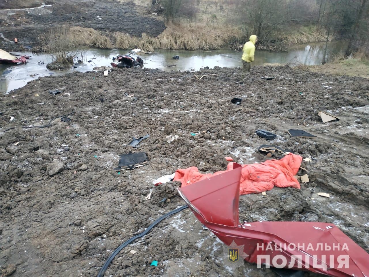 На Вінниччині водій "ВАЗу" зіткнувся з огорожею моста та з’їхав в річку. Постраждали п’ятеро людей