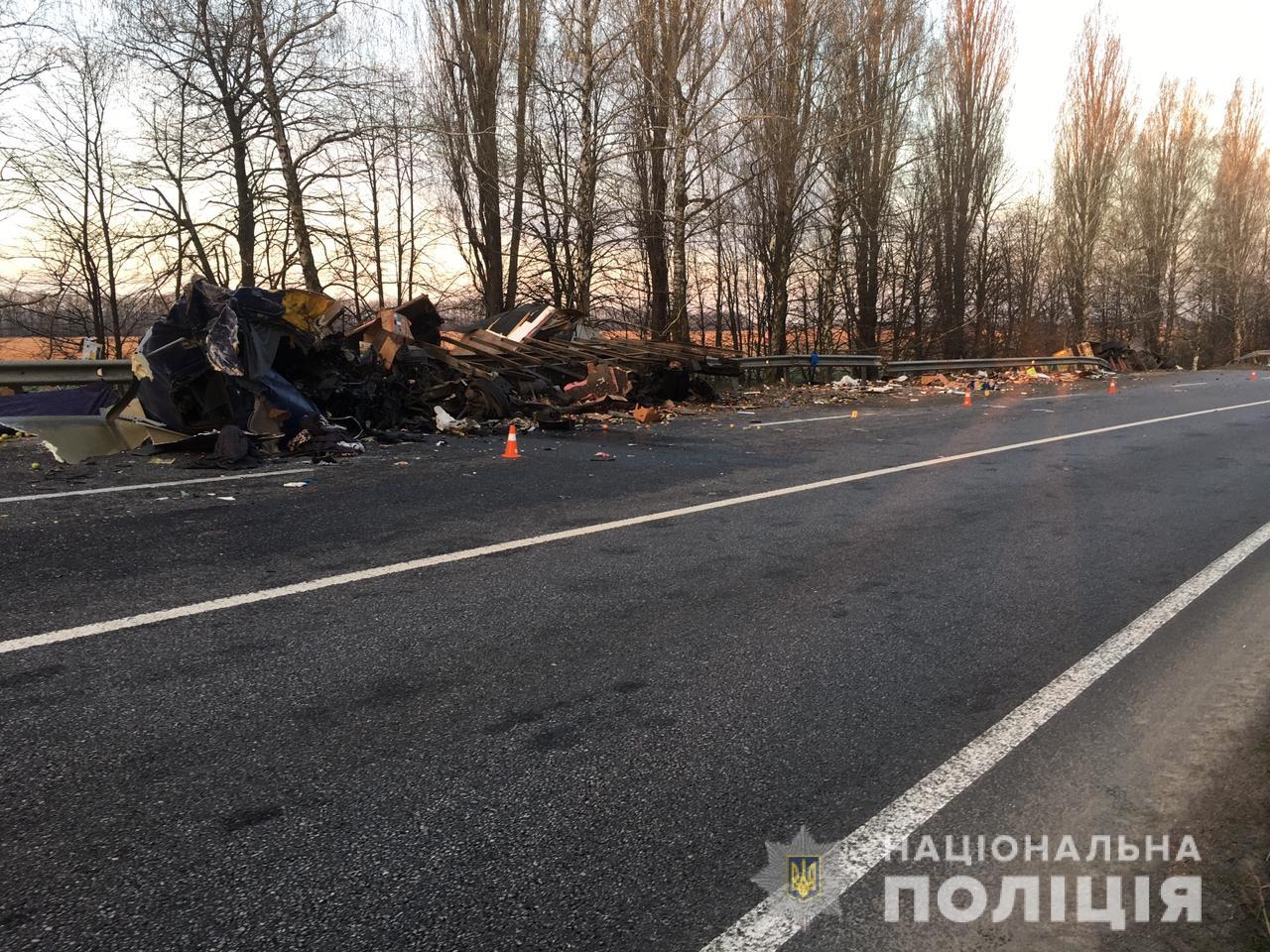 В Немирівському районі зіштовхнулись дві вантажівки: обидва водії загинули