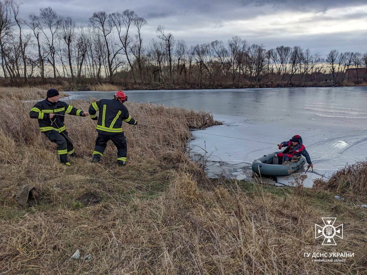 В Якушинецькій громаді з крижаної води рятувальники дістали чоловіка