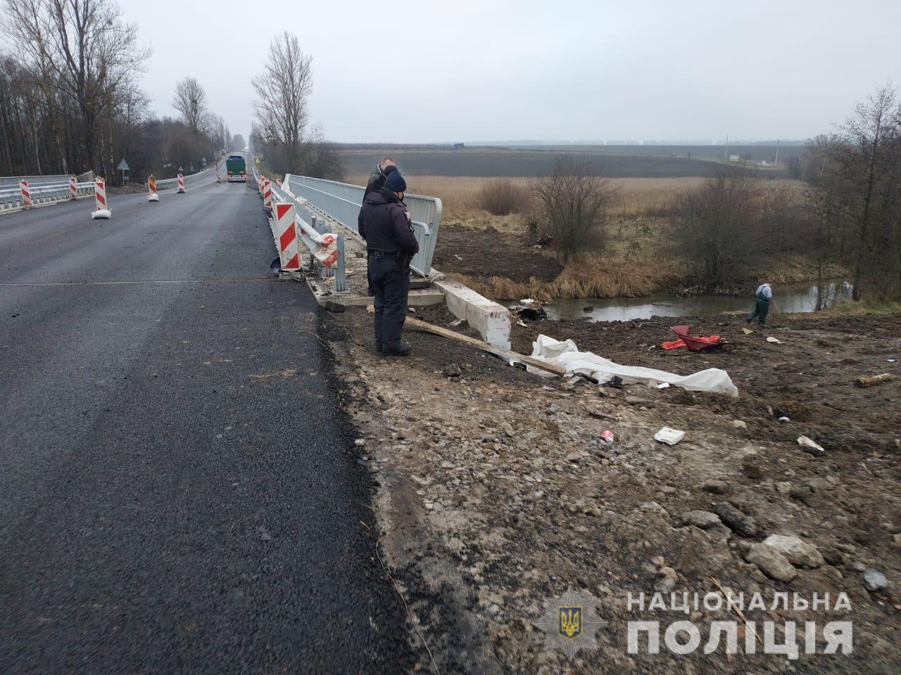 На Вінниччині водій "ВАЗу" зіткнувся з огорожею моста та з’їхав в річку. Постраждали п’ятеро людей