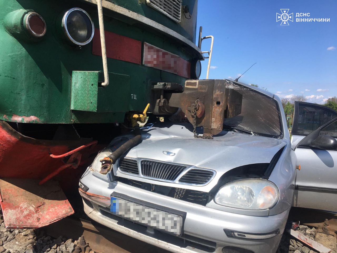 На Вінниччині через зіткнення з тепловозом загинув водій авто, пасажирка в лікарні