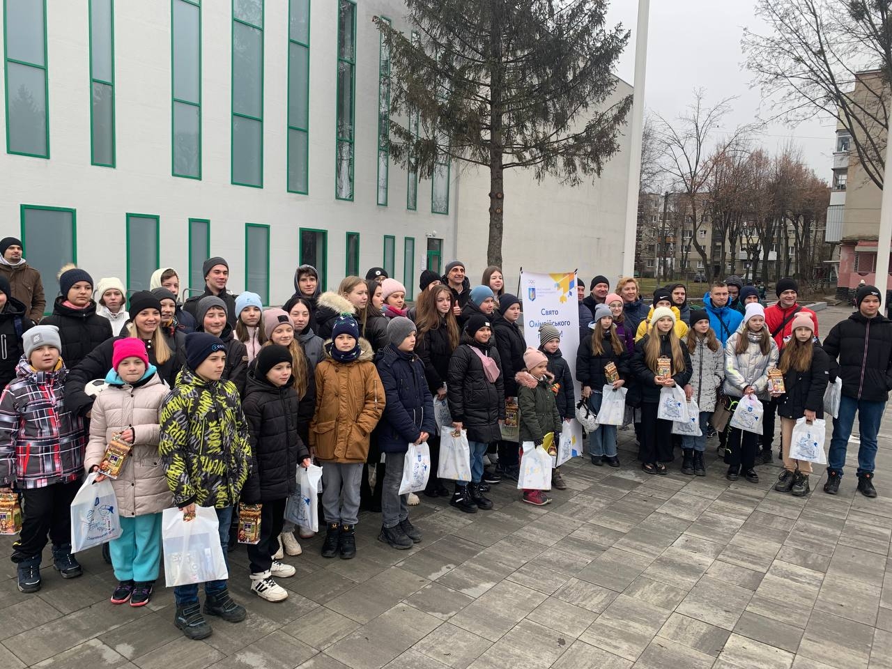 Олімпійський прапор на підтримку українських спортсменів підняли у Вінниці