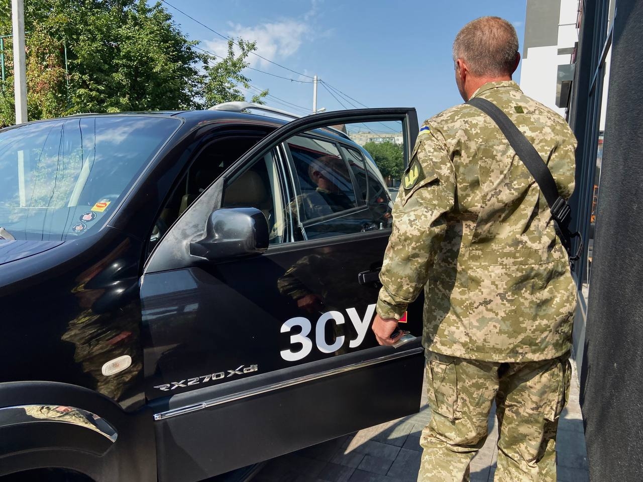 Гумштаб передав чергове авто захисникам - позашляховик отримали прикордонники