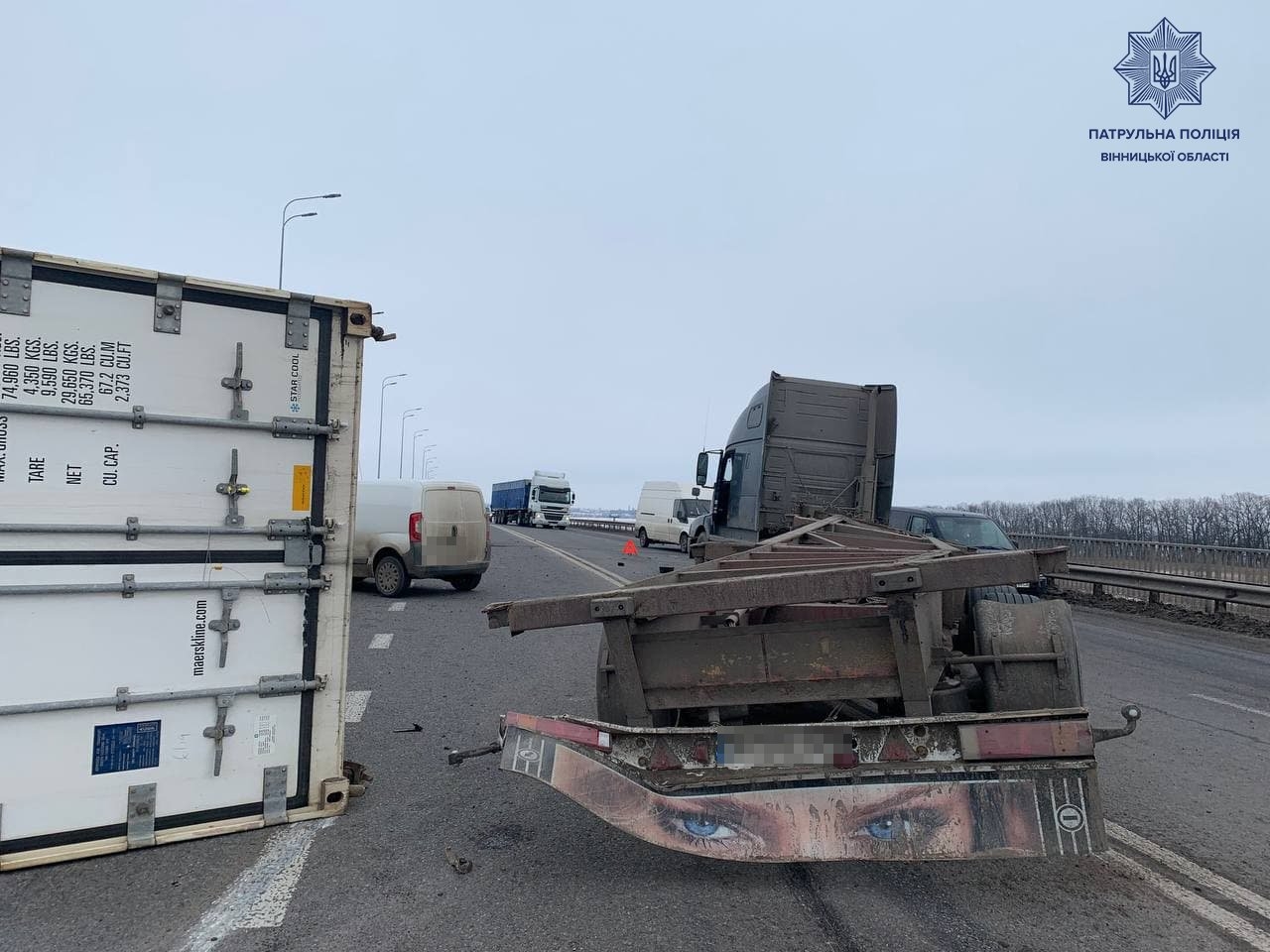 Під Вінницею з вантажівки зірвався контейнер і “пом'яв” зустрічний Fiat