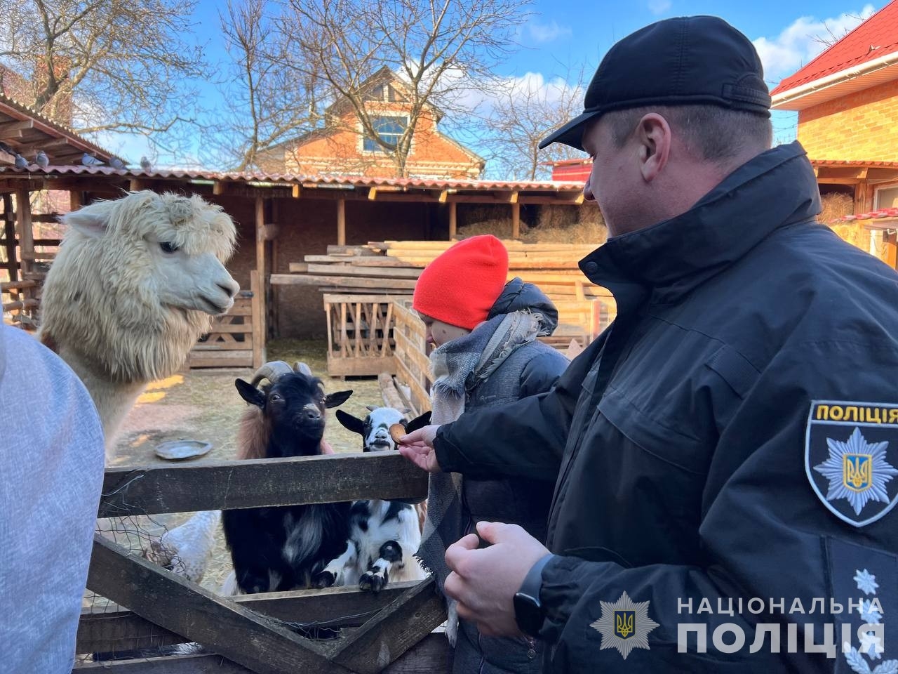 Поліцейські Вінниці влаштували для дітей похід до кінного клубу