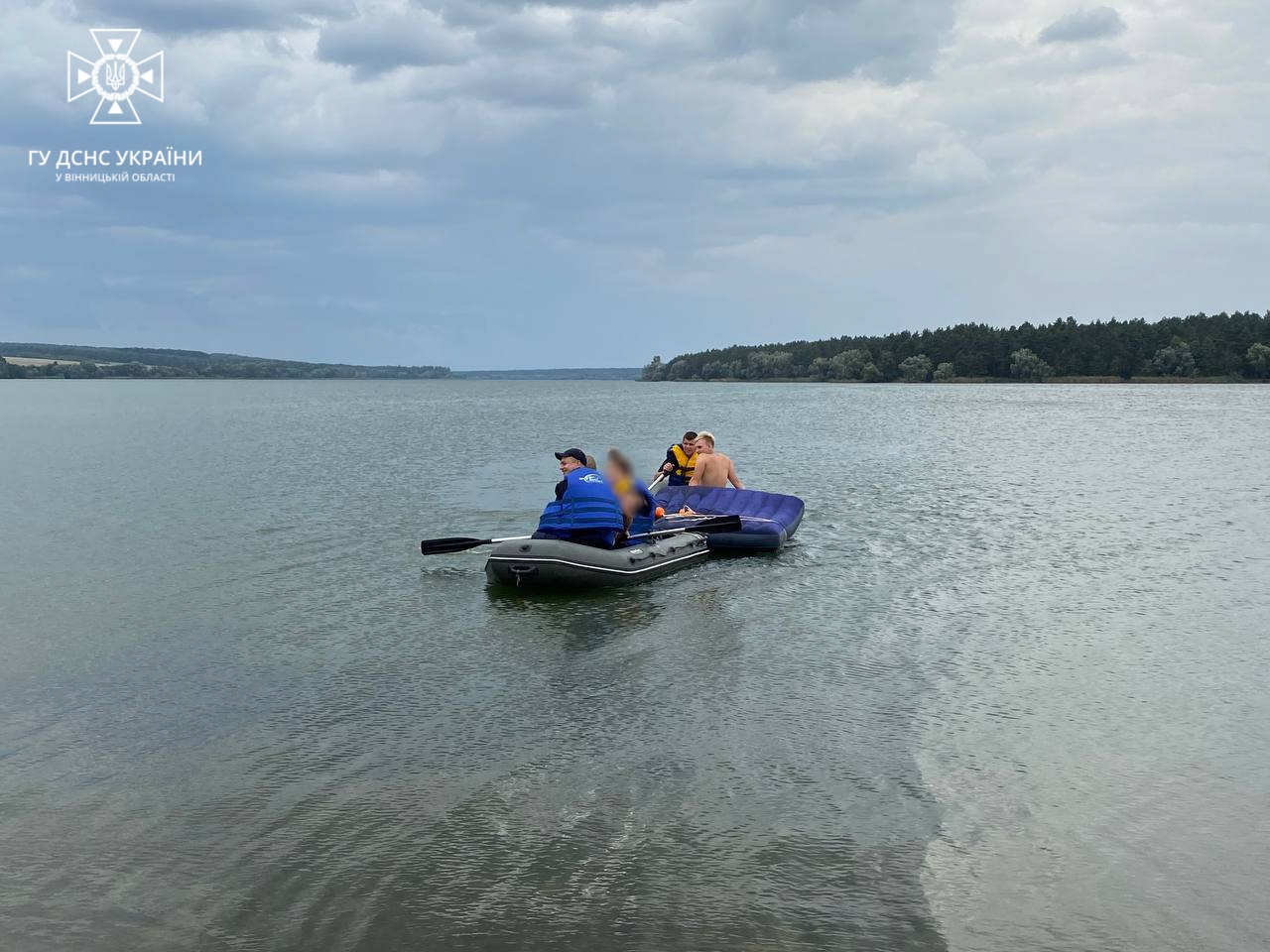 У Ладижинській громаді врятували дівчину, яку на матраці віднесло від берега