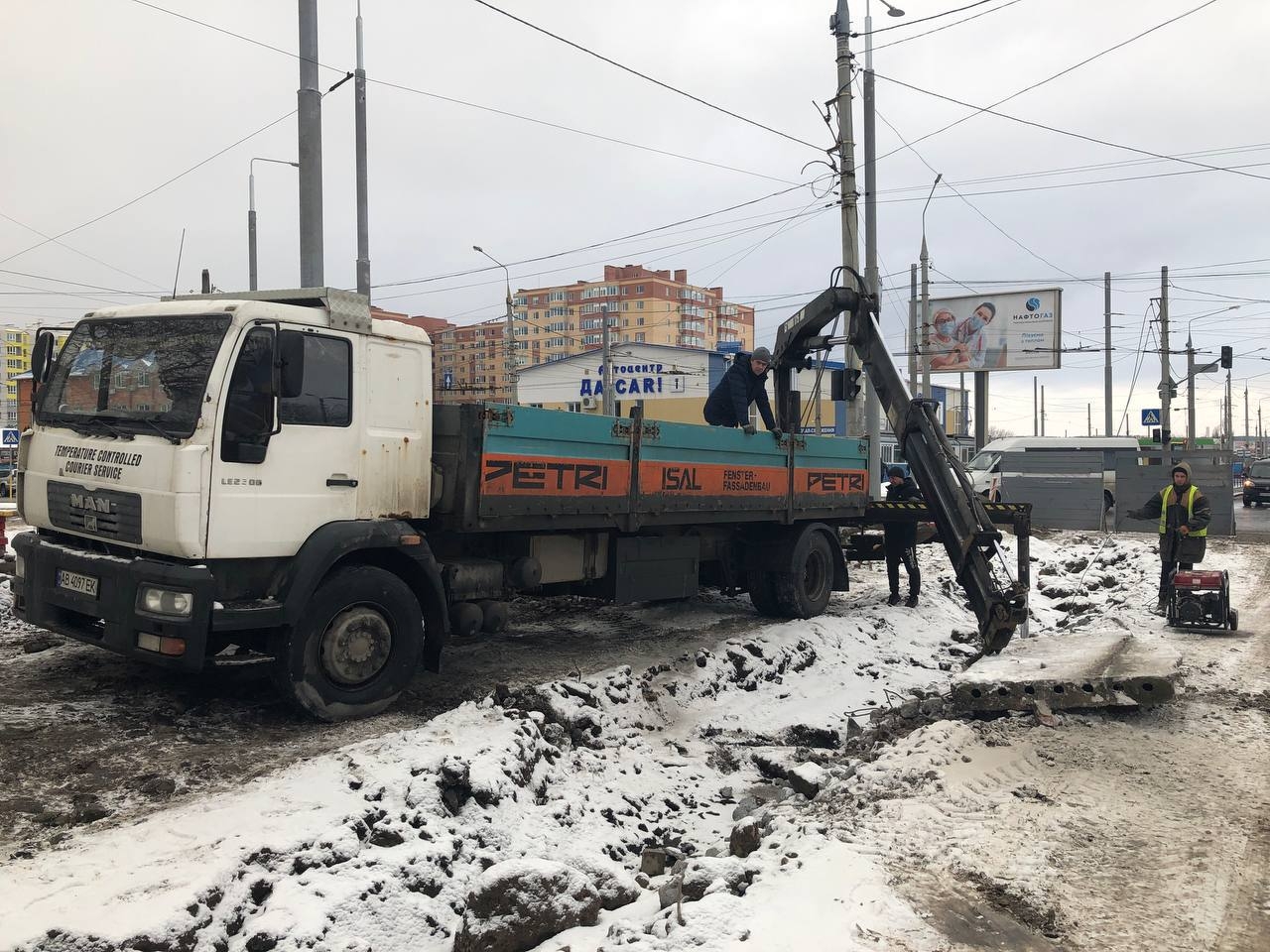 У Вінниці на вулиці Батозькій виконують земляні роботи та монтують освітлення