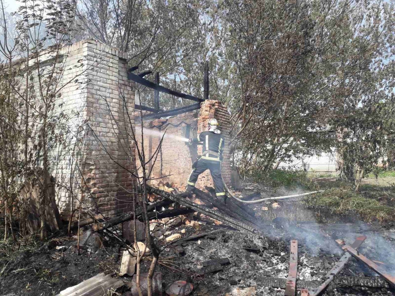 В Лука-Мелешківській громаді люди палили листя, а загорілась ферма