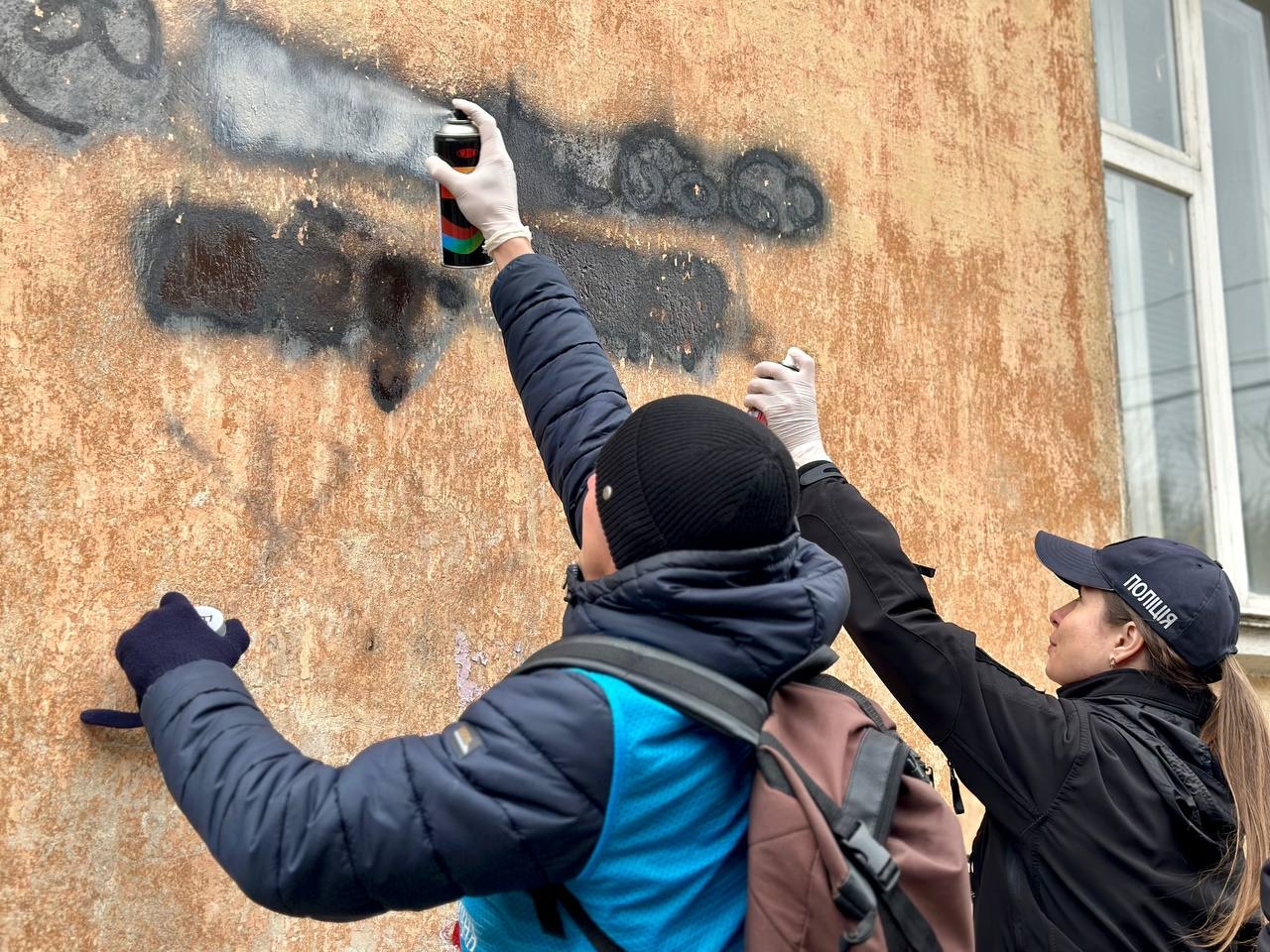 Вінницькій поліцейські разом із громадськістю нищили “нарко-рекламу”