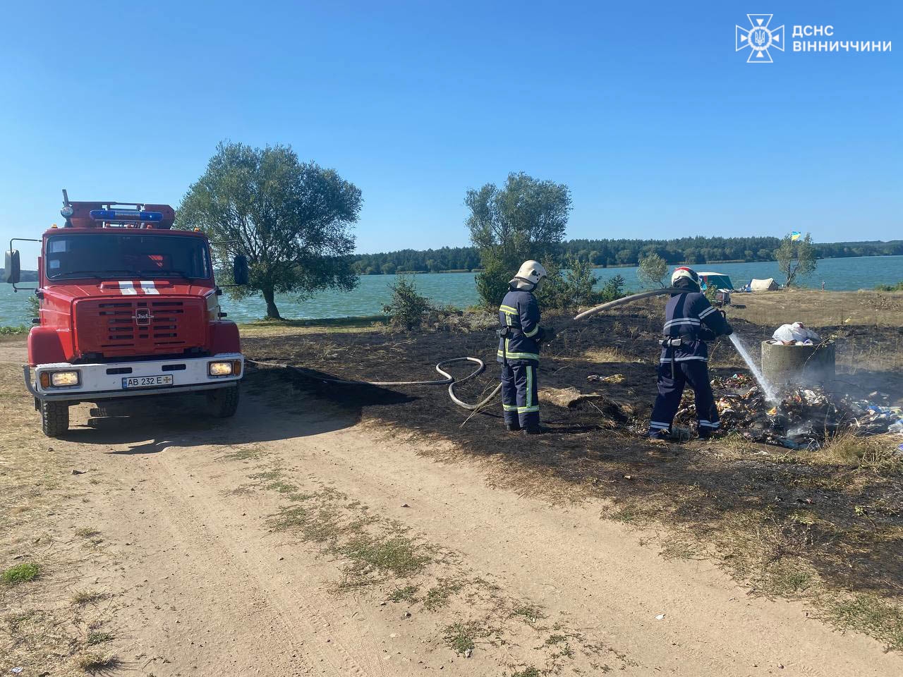 Вінницькі рятувальники ліквідували загоряння на площі понад 15 гектарів