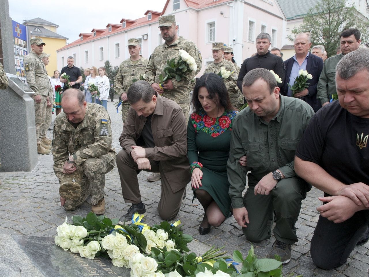 У Вінниці покладанням квітів вшанували пам'ять полеглих захисників та захисниць