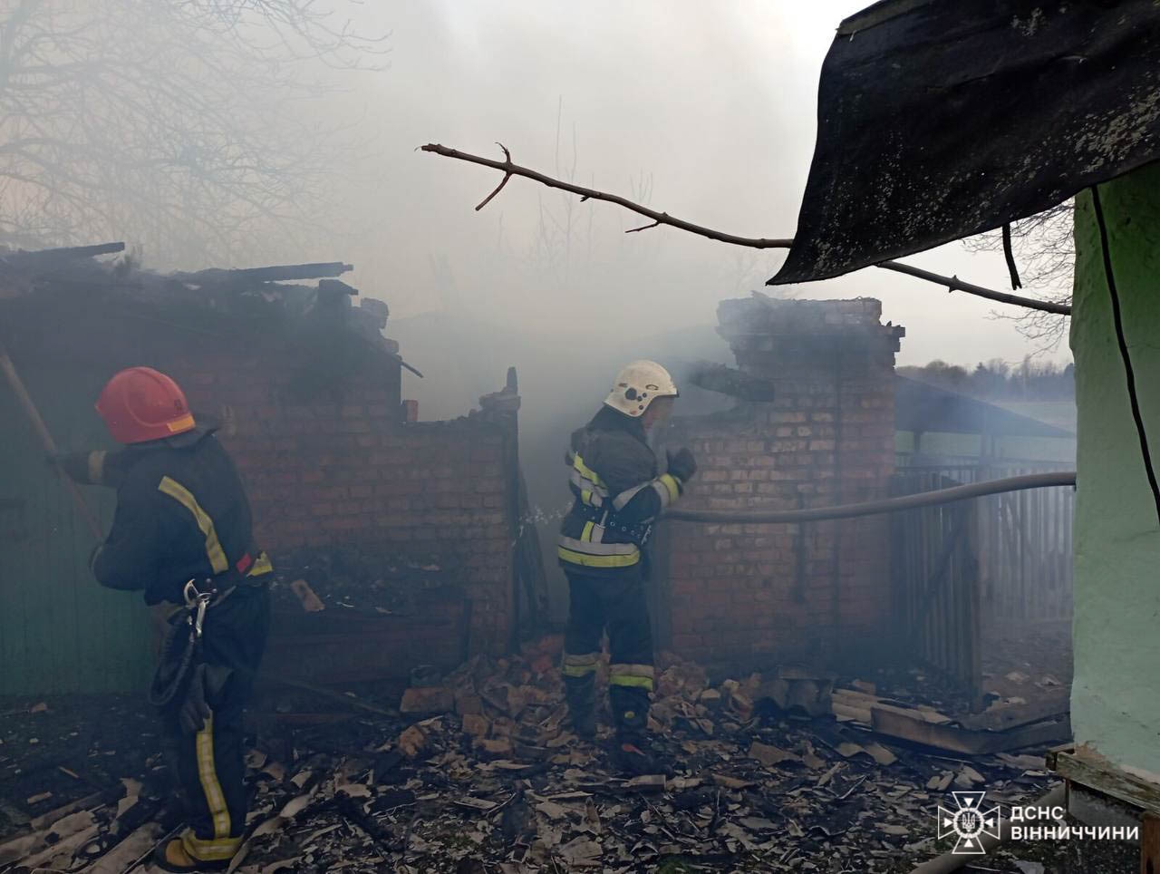 Загасили п'ять пожеж за добу: у Вінниці горів гараж, а в Ладижині - мінімаркет