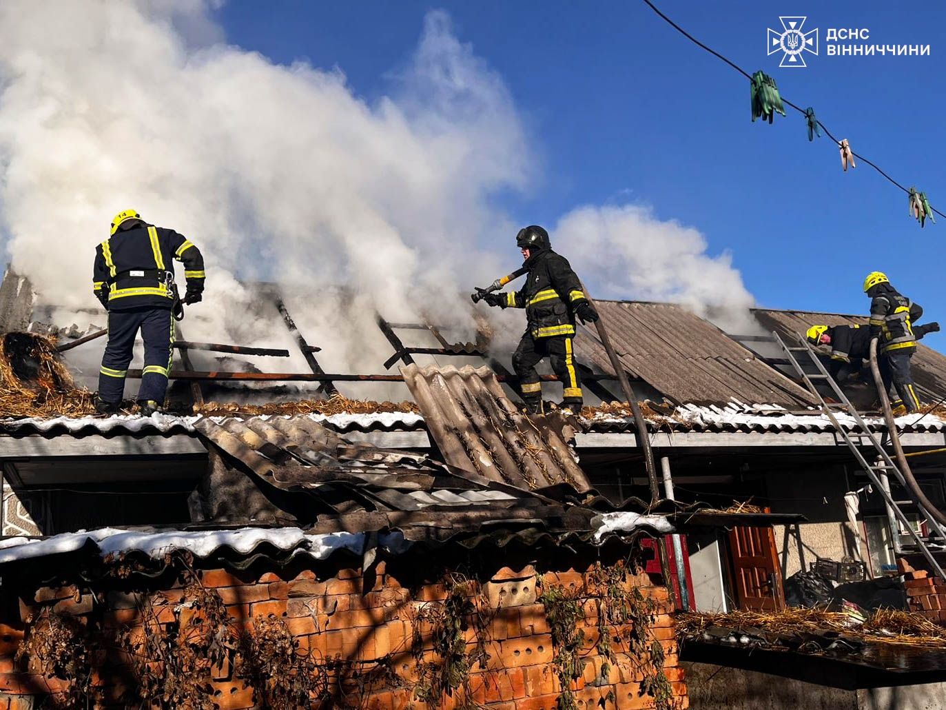 На Вінниччині горіли житлові будинки, екскаватор, гараж і скирти сіна