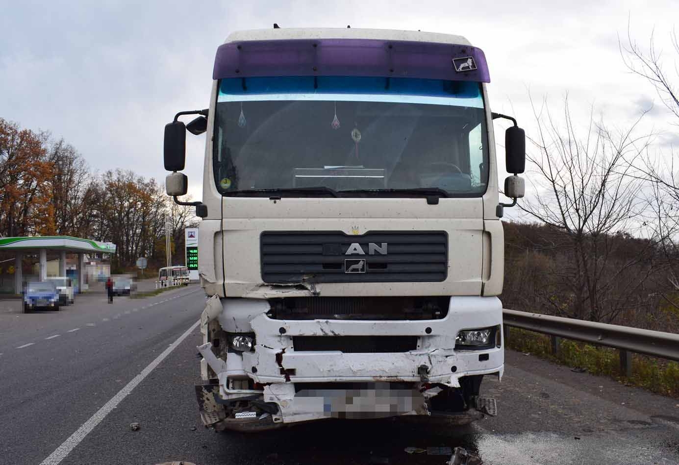 У Вороновиці 85-річний водій ВАЗу протаранив MAN і загинув