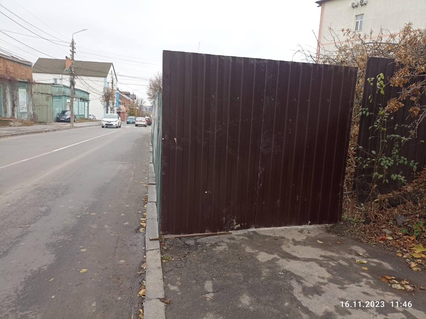 У Вінниці так огородили будмайданчик парканом, що аж "вкрали" тротуар