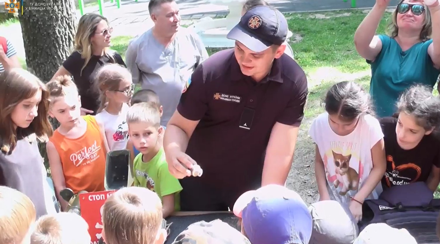 Вінницькі рятувальники відвідали діток в таборі "Я – Маріуполь. Родина"