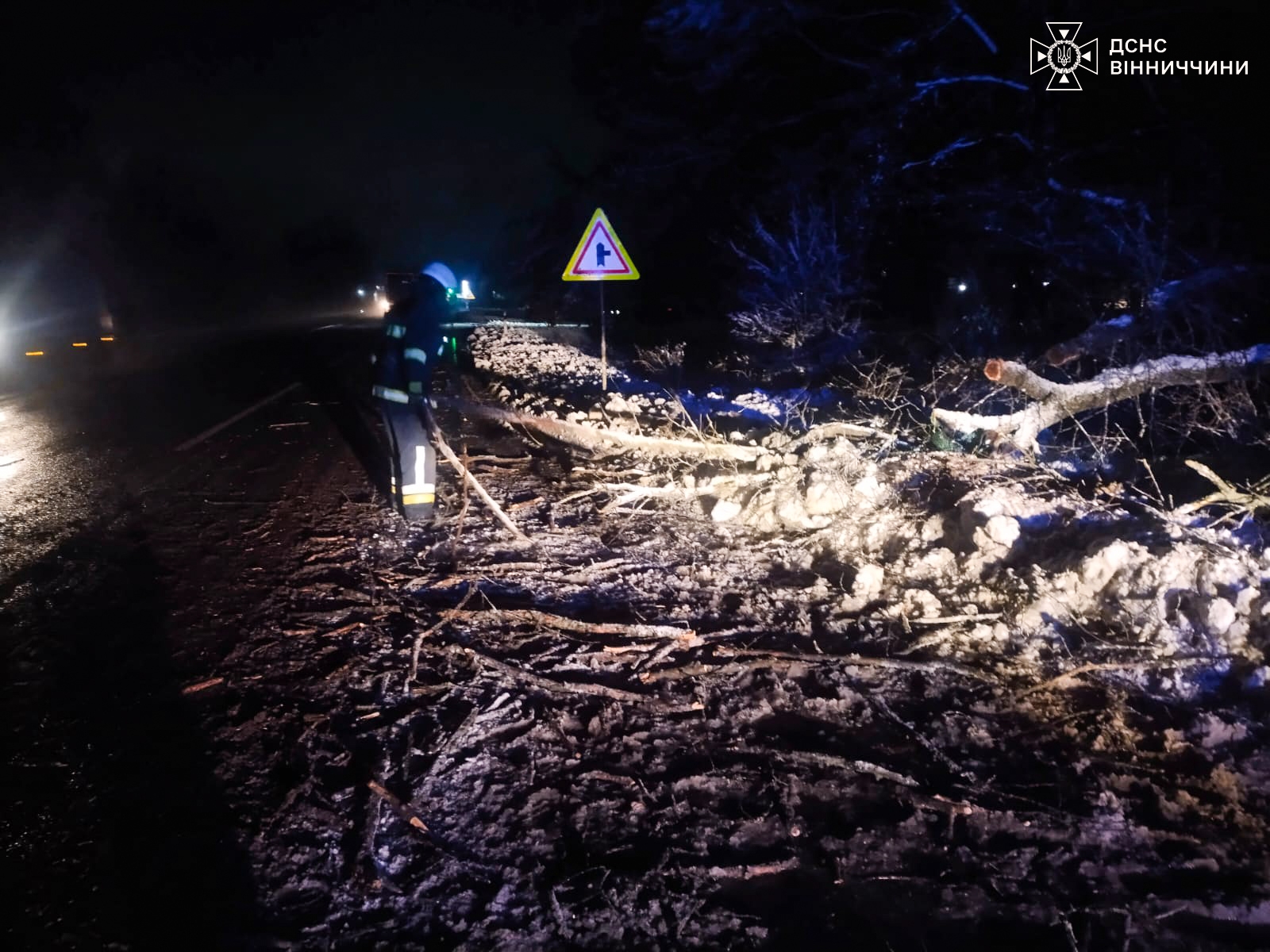 Вінницькі надзвичайники допомогли відбуксирувати авто екстреної меддопомоги