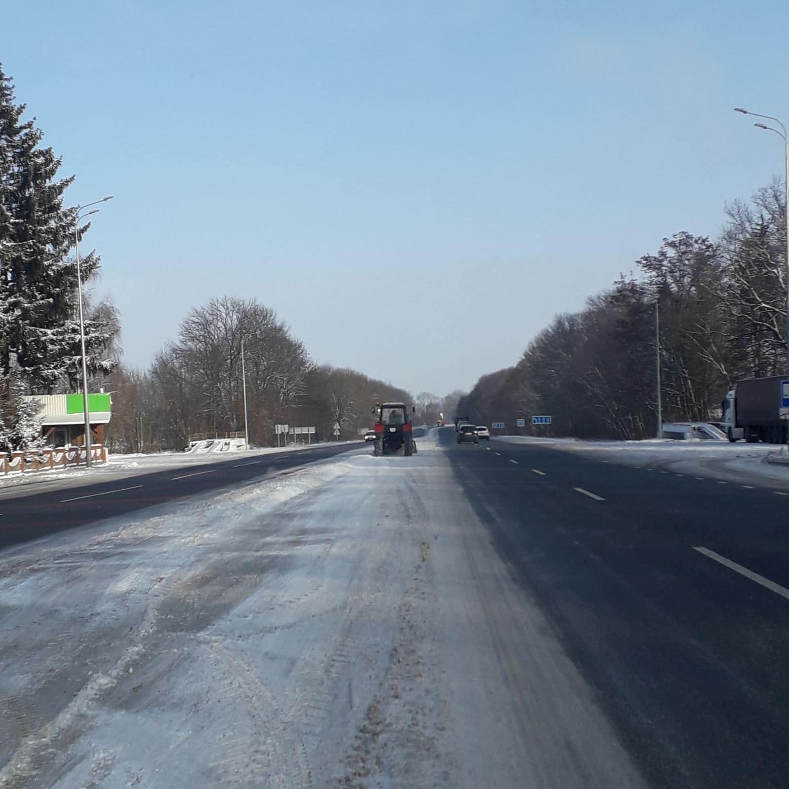 Техніка виїхала на обробку протиожеледними матеріалами доріг Вінницької області