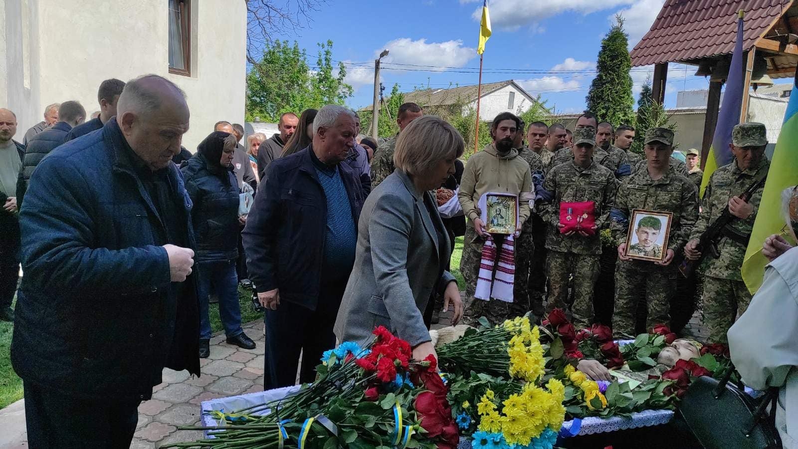 Громада попрощалась з Героєм - на війні загинув 22-річний син судді з Гайсина