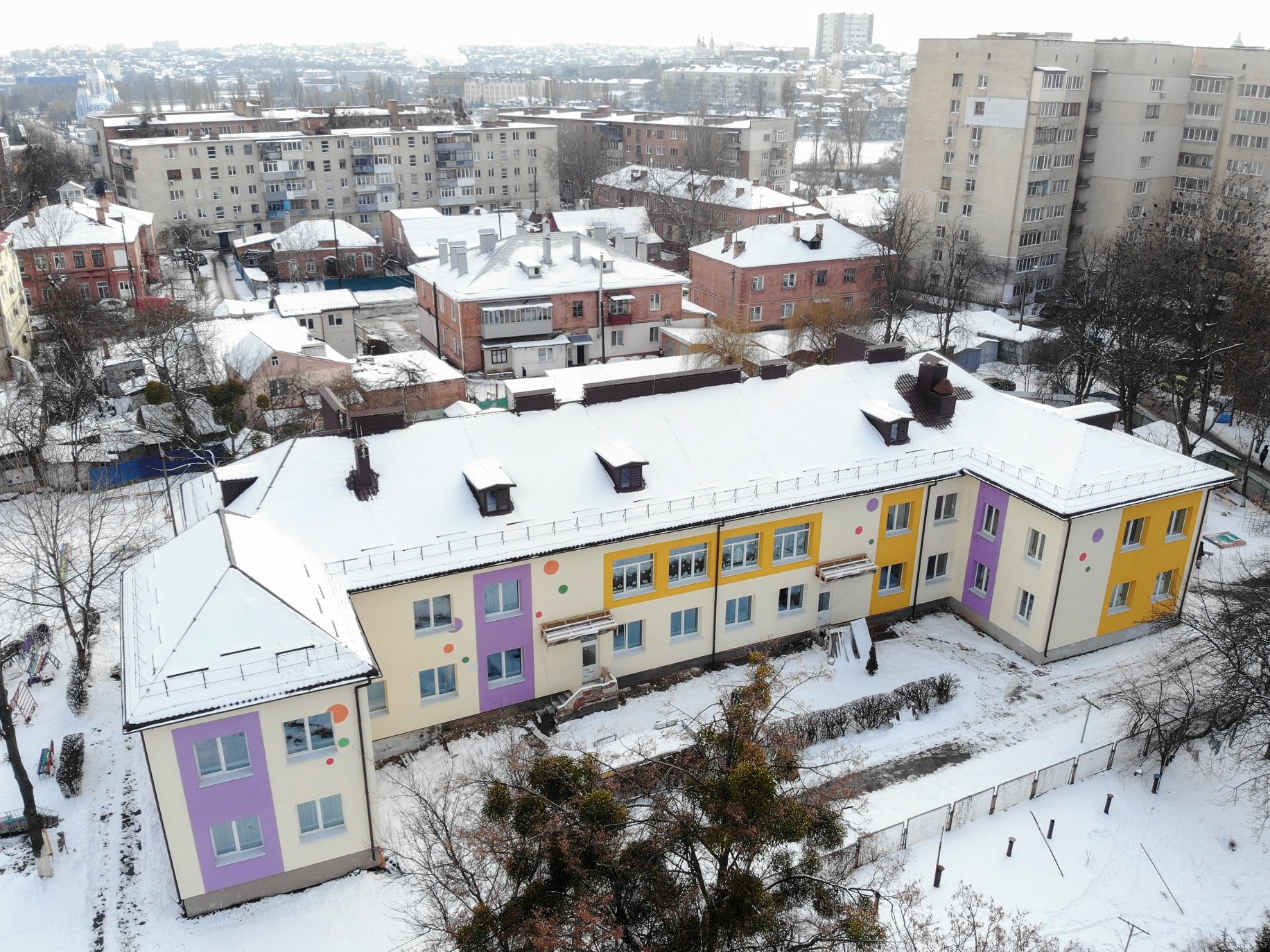 Утеплений фасад, замінений дах та яскраві мурали: у Вінниці майже завершили модернізацію дошкільного закладу №47