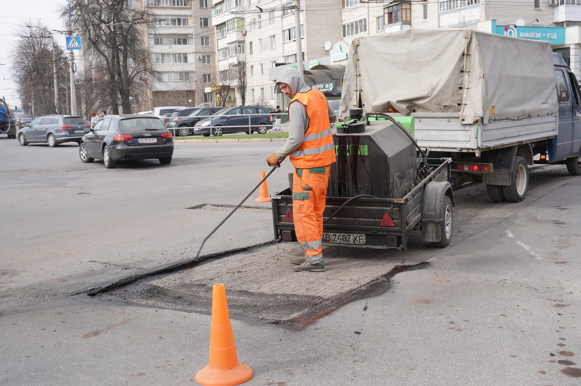 Комунальники міста проводять весняне прибирання Вінниці