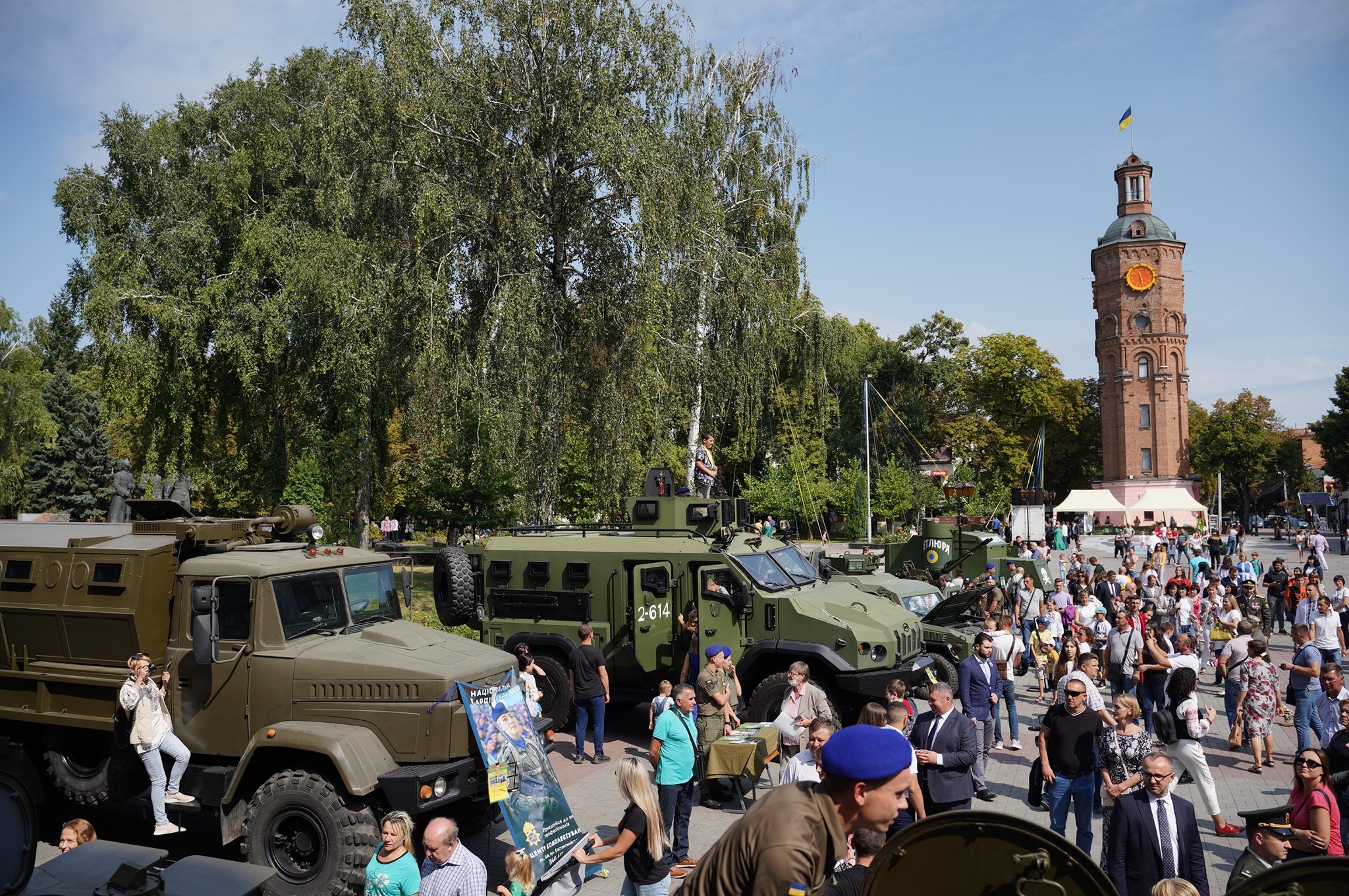 На виставці "На захисті Незалежності" вінничанам продемонстрували бронеавтомобіль "Отаман Петлюра" та зенітну установку