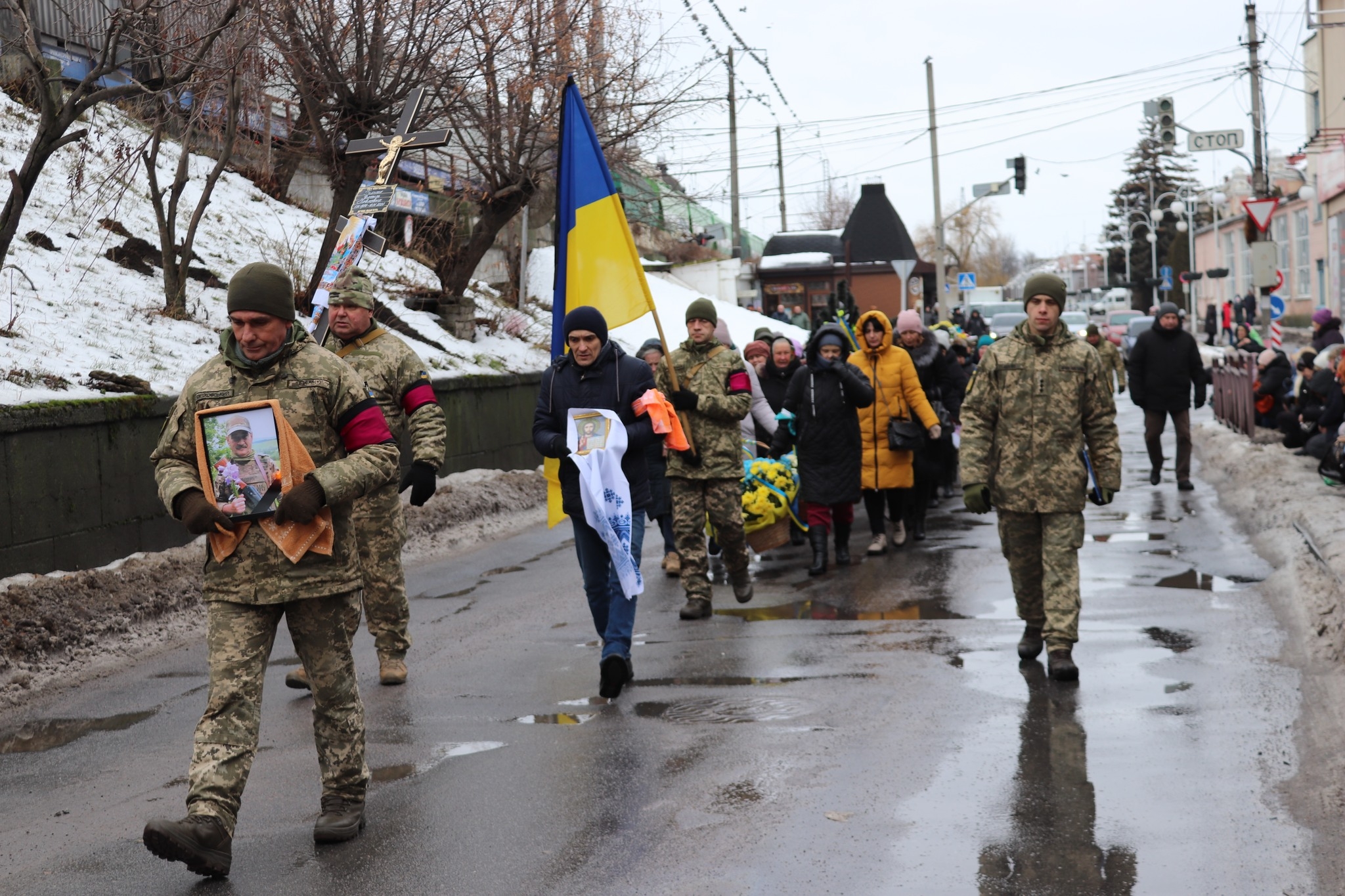 Зустріли навколішки - у Жмеринці попрощались із полеглим Героєм