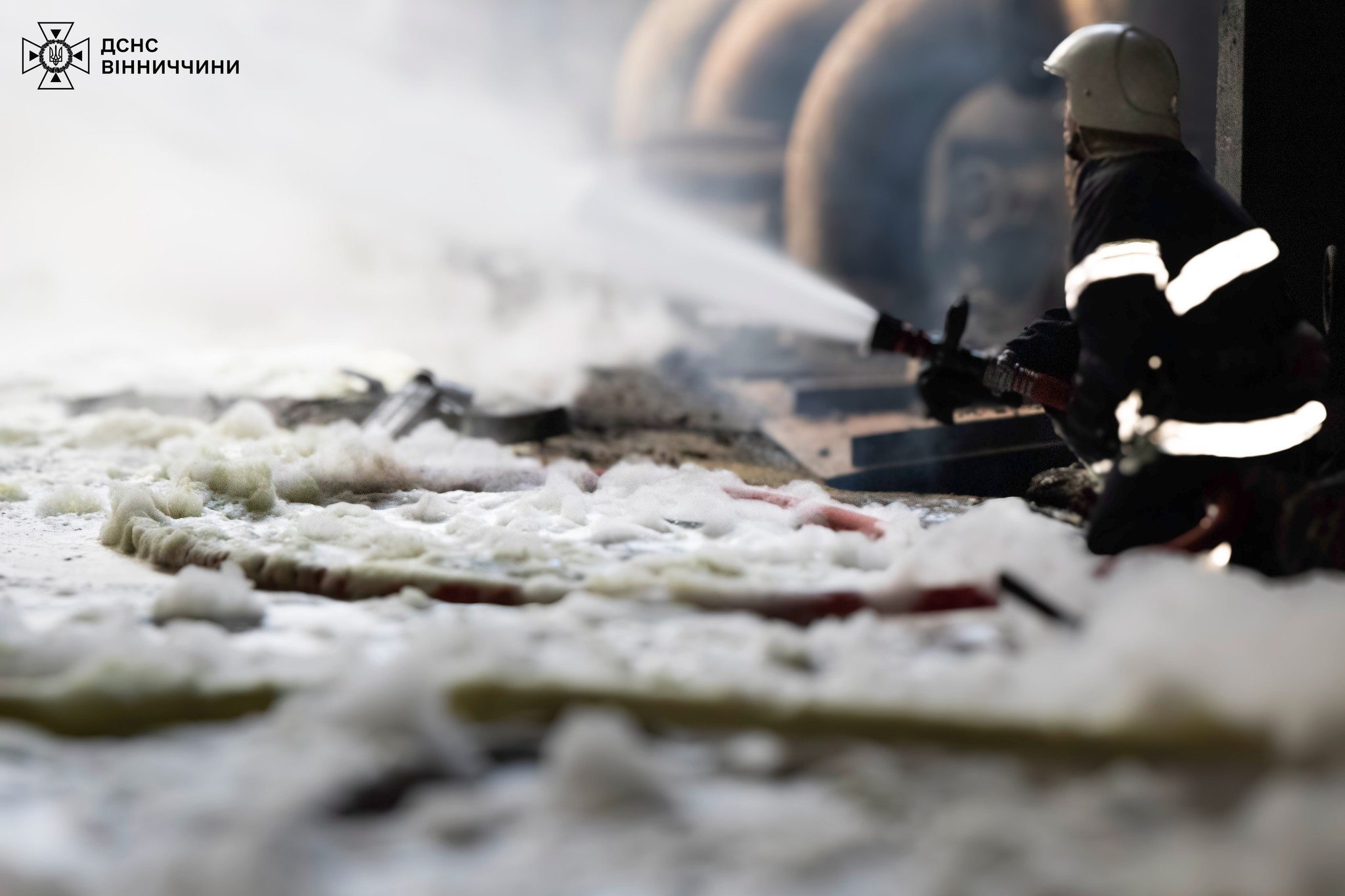 В ДСНС показали наслідки влучання в об'єкт інфраструктури на Вінниччині